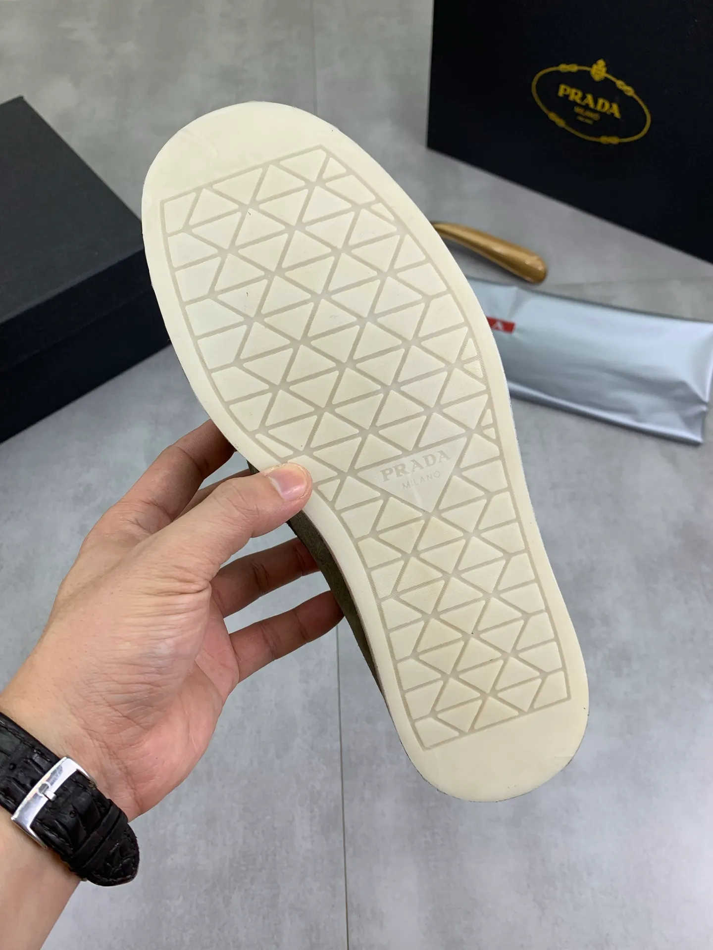 Factory price P740 💰Original quality, top version🔱 ＰＲＡＤＡPrada. Men's business casual leather shoes, top quality cow leather. 1:1 shipment ⬆️Luxurious and noble, all made of imported original first-layer fine suede cowhide, just to create a more comfortable wearing experience. Upper: original comfortable open-edge bead-rubbed calfskin ➕Top imported water-dyed full cow lining, original high-end lightweight and comfortable TPU combination bottom ✔️Code number: 39-44 (38 45 Can be customized)